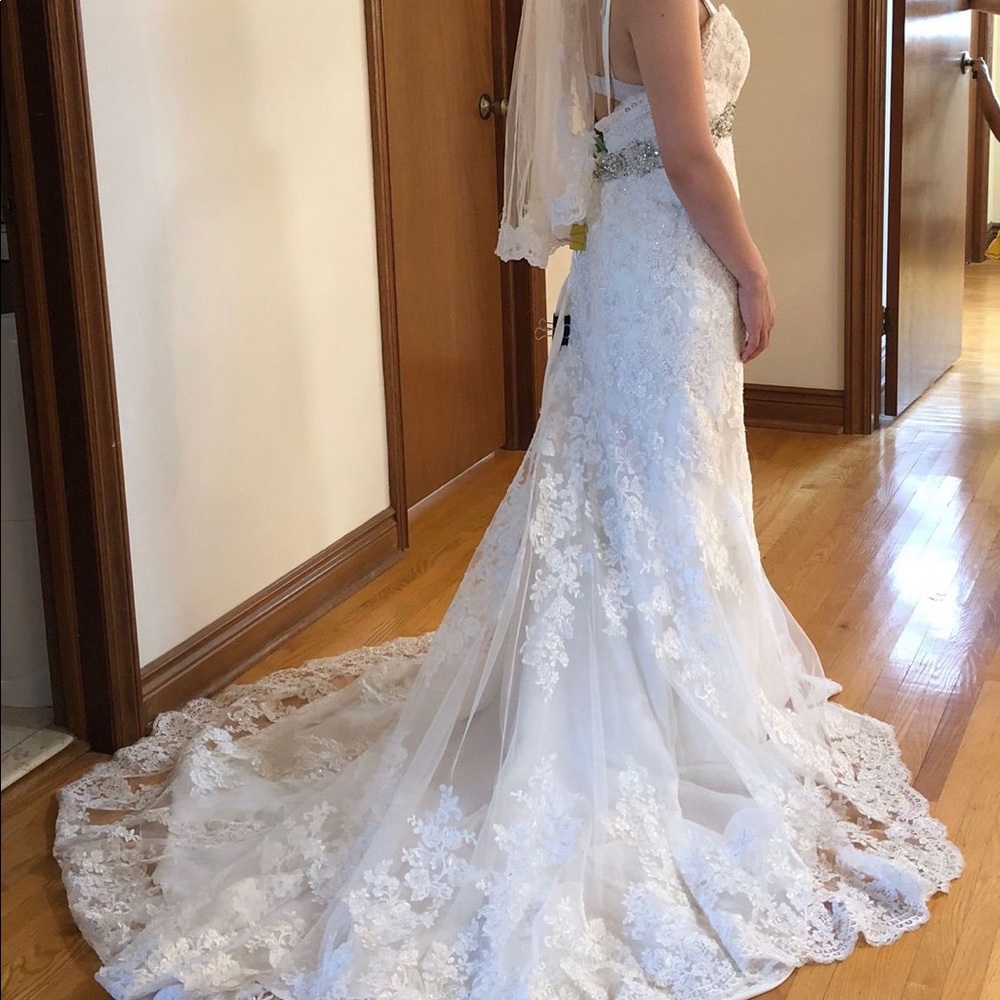 Lace wedding dress in mint condition